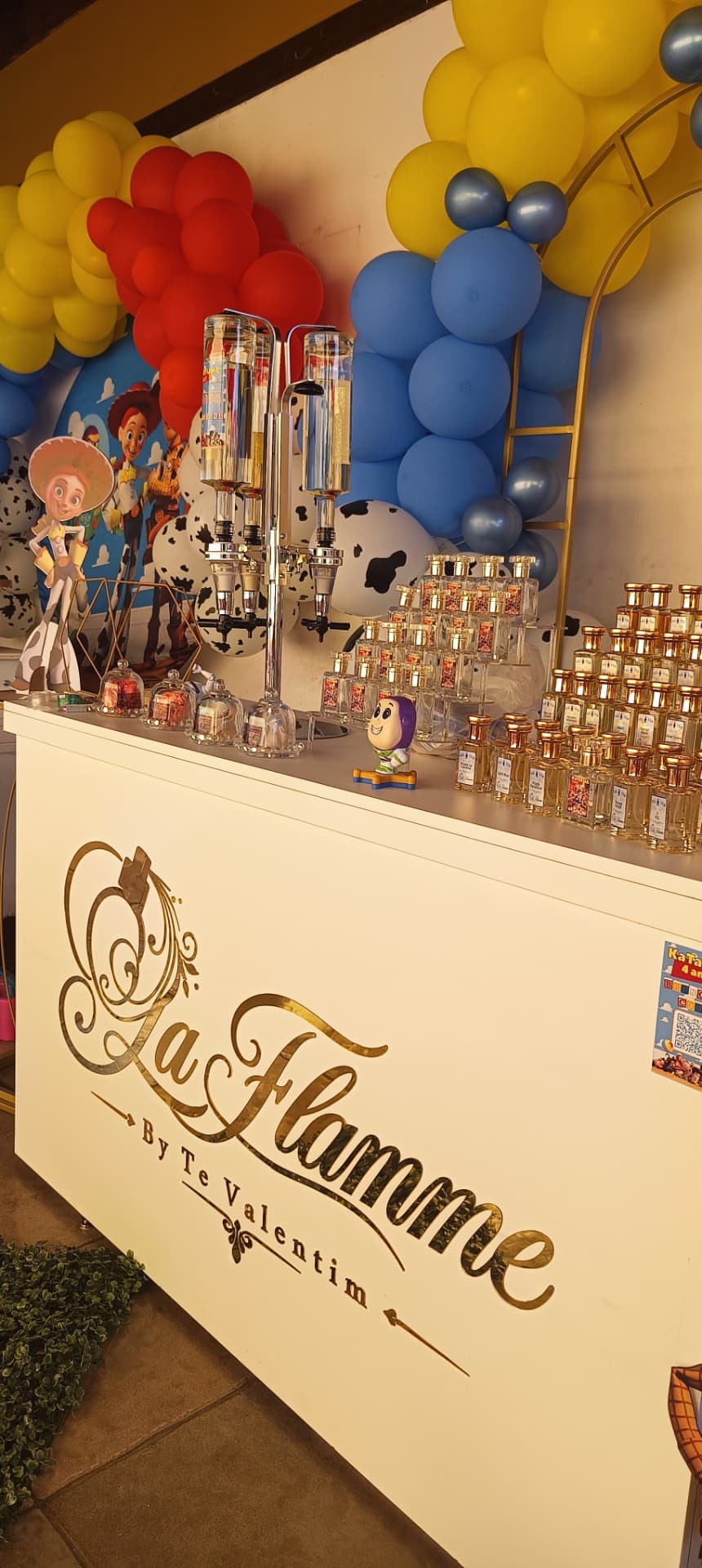Perfume Bar da La Flamme em festa infantil com tema Toy Story — foto 2